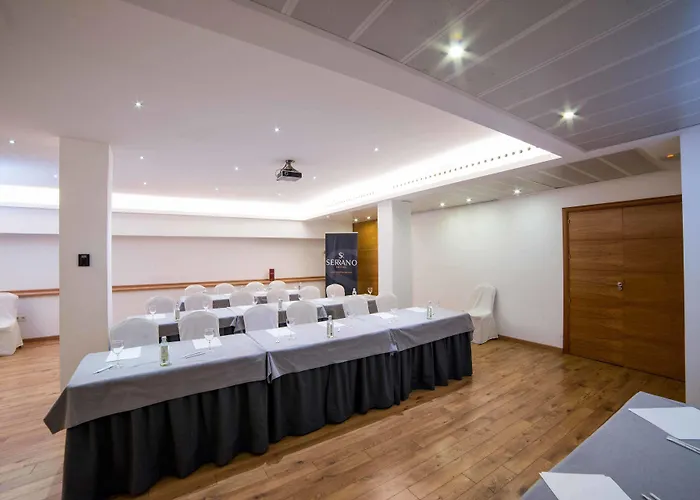 Отель Serrano Кордова